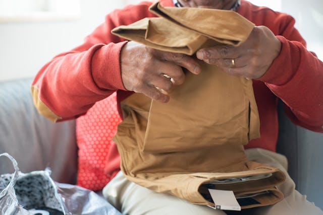 ¿Cómo doblar pantalones para ahorrar espacio?