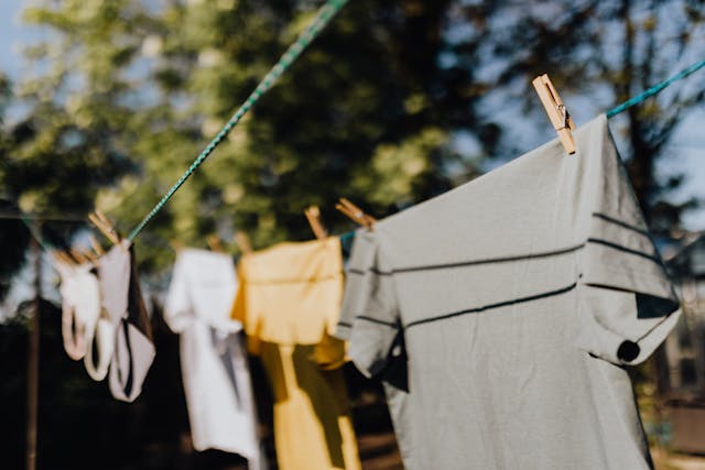 ¿Cómo tender una camiseta para no planchar y que no queden manchas?