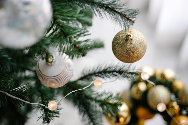 ¿Cómo decorar un árbol de Navidad elegante y sencillo paso a paso?